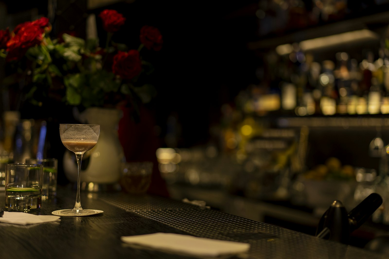 Blick in die Hype Bar: warmes Licht und Lounge-Atmosphäre